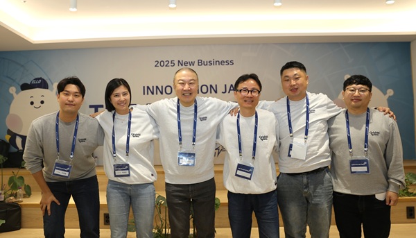 LS Future Day에서 구자은(왼쪽 3번째) LS그룹 회장이 ‘Innovation JAM Final Pitch’에 참여한 임직원들과 함께 기념촬영 하고 있다.<LS그룹>