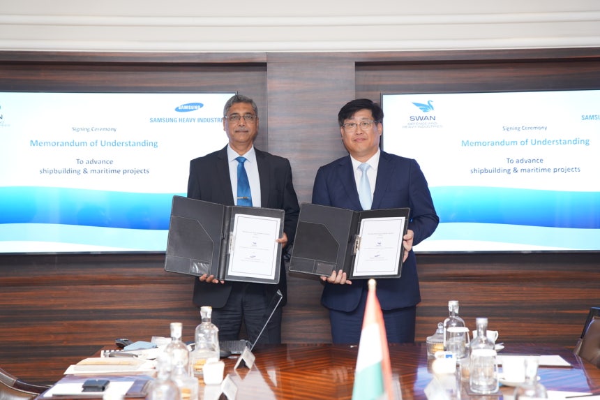 남궁금성(오른쪽) 삼성중공업 생산지원본부장과 비핀 쿠마 삭세나 인도 스완 조선소 CEO가 MOU 기념 사진을 촬영하고 있다.<삼성중공업>
