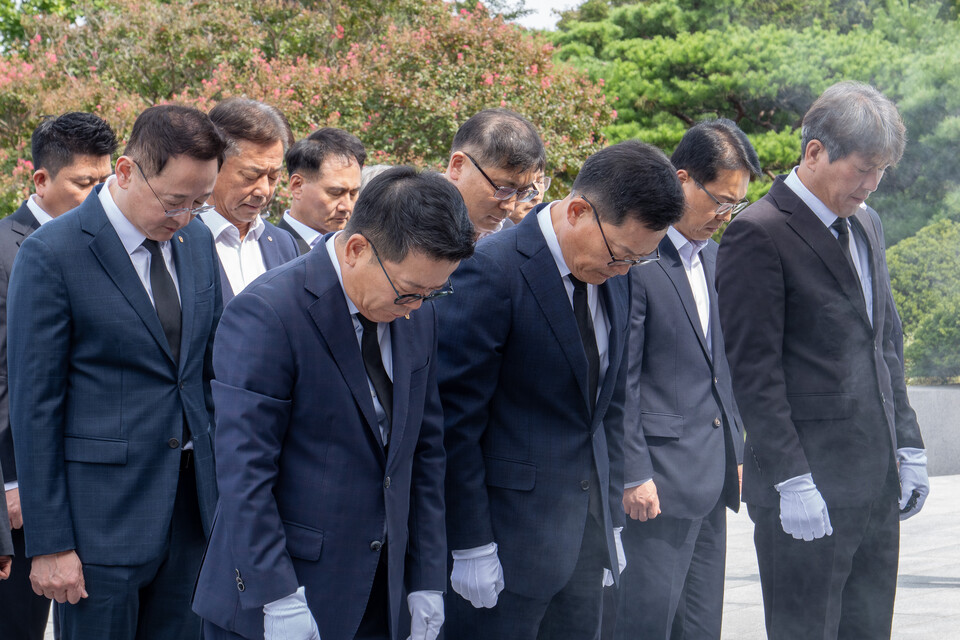 손재일(왼쪽 두번째) 한화에어로스페이스 한화시스템 대표와 어성철(왼쪽 첫번째) 한화오션 특수선사업부장이 임직원들과 함께 29일 국립서울현충원에서 참배하고 있다.<한화>