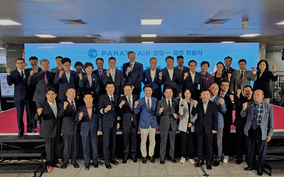 지난 9월 30일 양양공항에서 진행된 파라타항공 양양~제주 취항 기념 행사에서 윤철민(앞줄 왼쪽에서 다섯번째) 파라타항공 대표이사와 서상원(앞줄 왼쪽에서 네번째) 운항본부장, 김진태(앞줄 왼쪽에서 여섯번째) 강원도지사 등 참석자들이 기념 촬영을 하고 있다.<파라타항공>