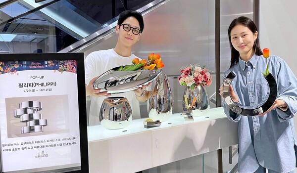 모델들이 서울 갤러리아명품관에서 독일 디자인 소품 브랜드 필리피 팝업스토어를 소개하고 있다.<한화갤러리아>