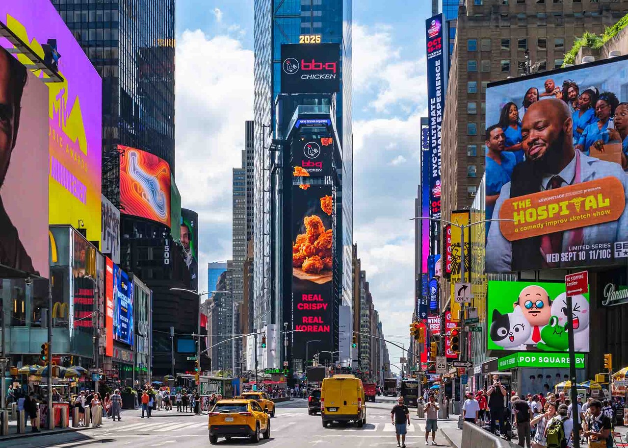 BBQ가 뉴욕 타임스스퀘어에 위치한 원 타임스스퀘어 전광판에 BBQ 브랜드 광고를 송출하고 있는 모습.