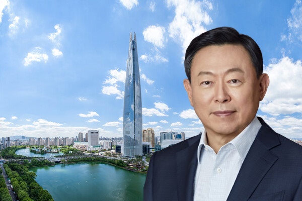 신동빈 롯데그룹 회장은 일본 롯데와의 협업을 비장의 카드로 내세워 비상경영 시국에서 벗어나려고 하고 있다.