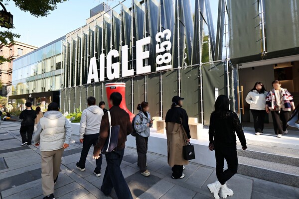 롯데홈쇼핑이 오는 12월 31일까지 서울 용산구 한남동 패션거리에서 프랑스 아웃도어 브랜드 '에이글'의 겨울 신상품을 선보이는 초대형 팝업스토어를 운영한다고 6일 밝혔다.<롯데홈쇼핑>