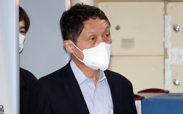 구본성 아워홈 부회장이 2021년 6월 3일 오후 서울 서초구 서울중앙지방법원에서 열린 1심 선고 공판에서 징역 6개월에 집행유예 2년형을 선고 받은 뒤 청사를 나서고 있다. <뉴시스>