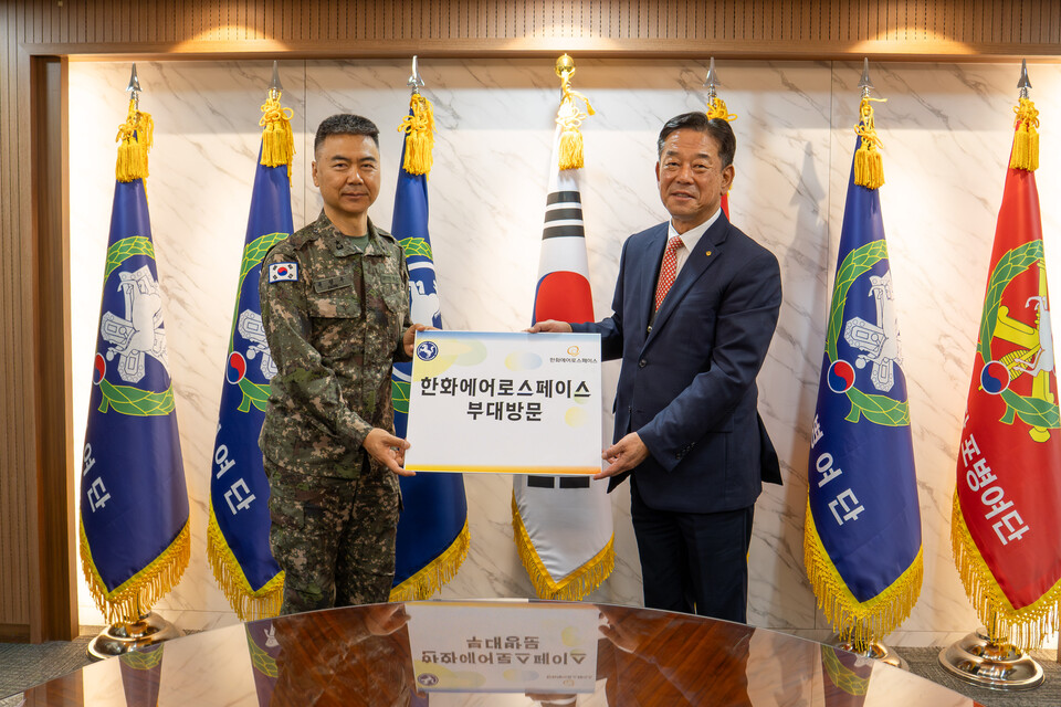 지난 5일 육군 9사단 백마부대에서 진행된 위문금 전달식에서 강준수(오른쪽) 한화에어로스페이스 임원과 권영우 9사단장 직무대리(준장)가 기념사진을 찍고 있다.<한화에어로스페이스>