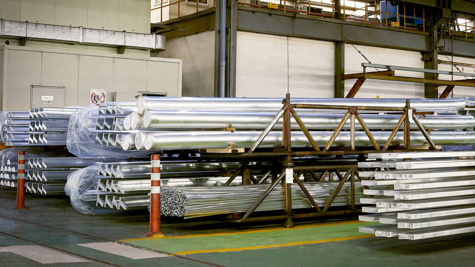 세아항공방산소재의 고강도 알루미늄 소재들이 적재돼 있다.<세아항공방산소재>