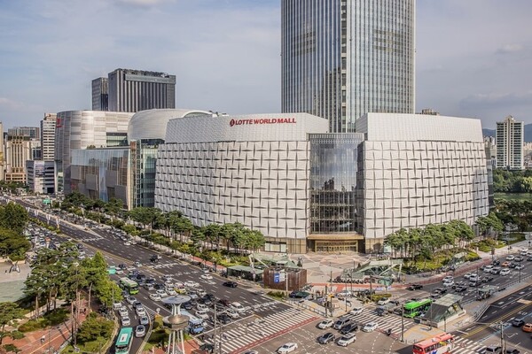 롯데쇼핑의 3분기 연결 기준 영업이익이 전년 동기 대비 15.8% 감소했다고 7일 밝혔다. 사진은 롯데 에비뉴얼 잠실점 전경.<롯데쇼핑>