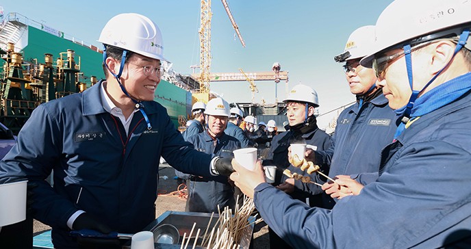 이상균(왼쪽 첫번째) HD현대중공업 대표가 지난 2024년 12월 18일 직접 직원들에게 어묵을 나눠주며 추위 속 수고하는 직원들을 격려하고 있다.<HD현대중공업>