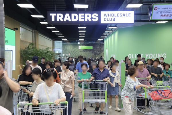 지난 5일 트레이더스 구월점 오픈과 함께 매장을 찾은 고객들의 모습.
