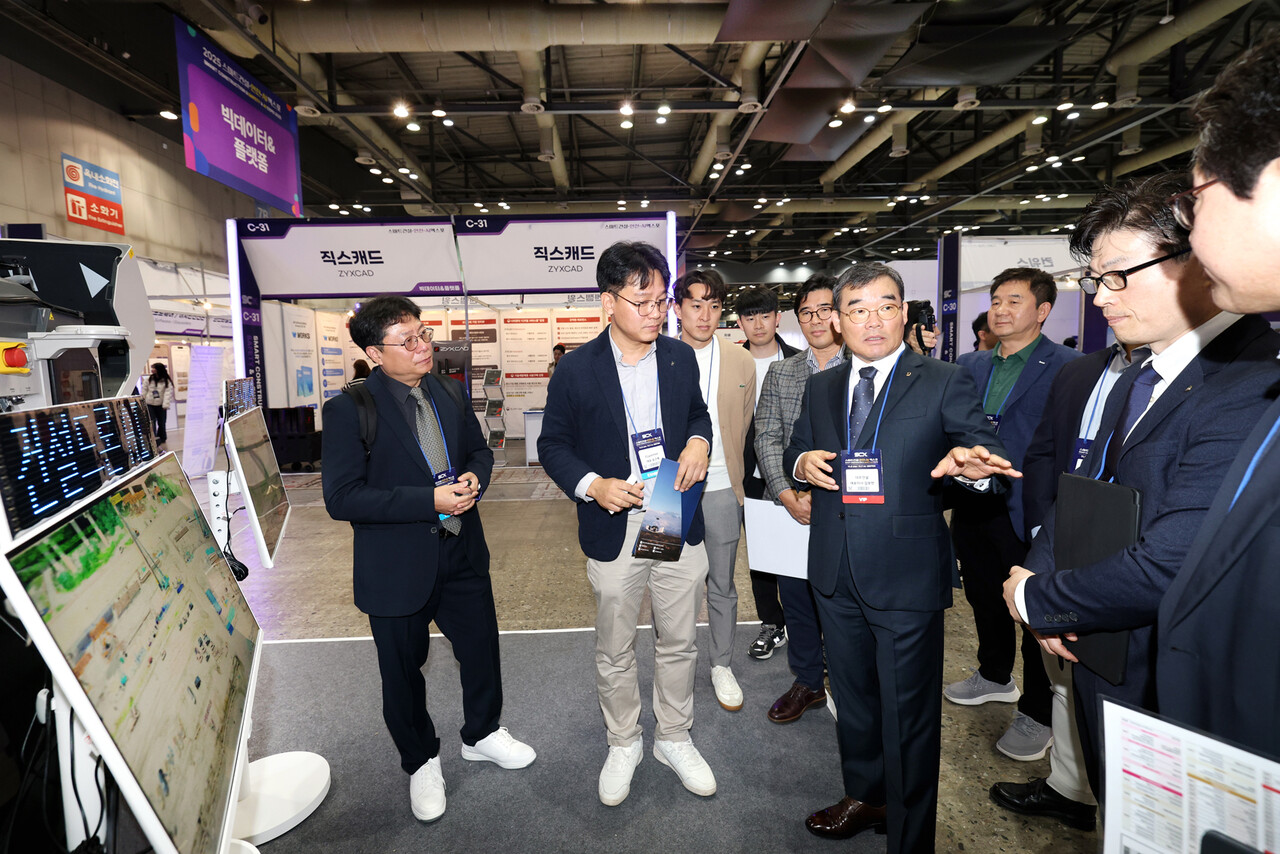 김보현 대우건설 대표(오른쪽에서 네번째)가 스마트건설 엑스포 행사 전시장을 둘러보고 있다.