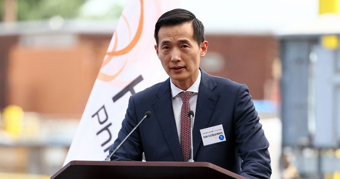 김동관 한화그룹 부회장이 지난 8월 26일(현지시간) 필라델피아 필리조선소에서 열린 미국 해사청(MARAD) 발주 국가안보 다목적선 ‘스테이트 오브 메인‘호 명명식에서 환영사를 하고 있다.<한화>