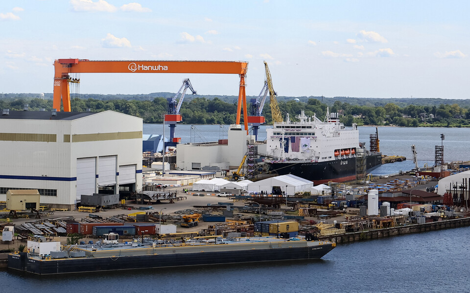 지난 8월 26일(현지시간) 미국 펜실베이니아주 필라델피아의 한화필리조선소에 미국 해양청 발주 국가안보 다목적선 ‘스테이트 오브 메인‘호가 정박해 있다.<뉴시스>