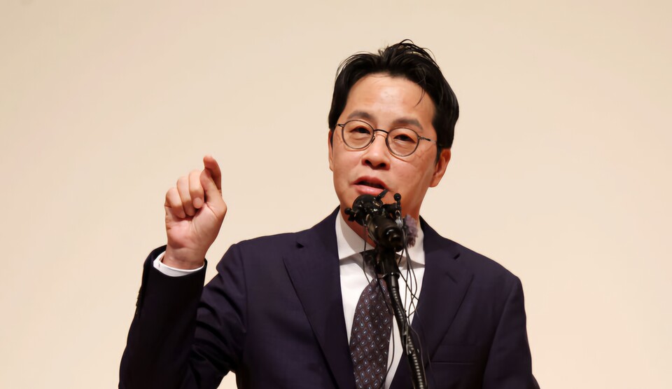 조좌진 롯데카드 대표이사 사장이 지난 9월 18일 서울 중구 부영태평빌딩에서 사이버 침해 사고에 대한 대고객 사과문을 발표한 뒤 취재진 질문에 답하고 있다.<뉴시스>