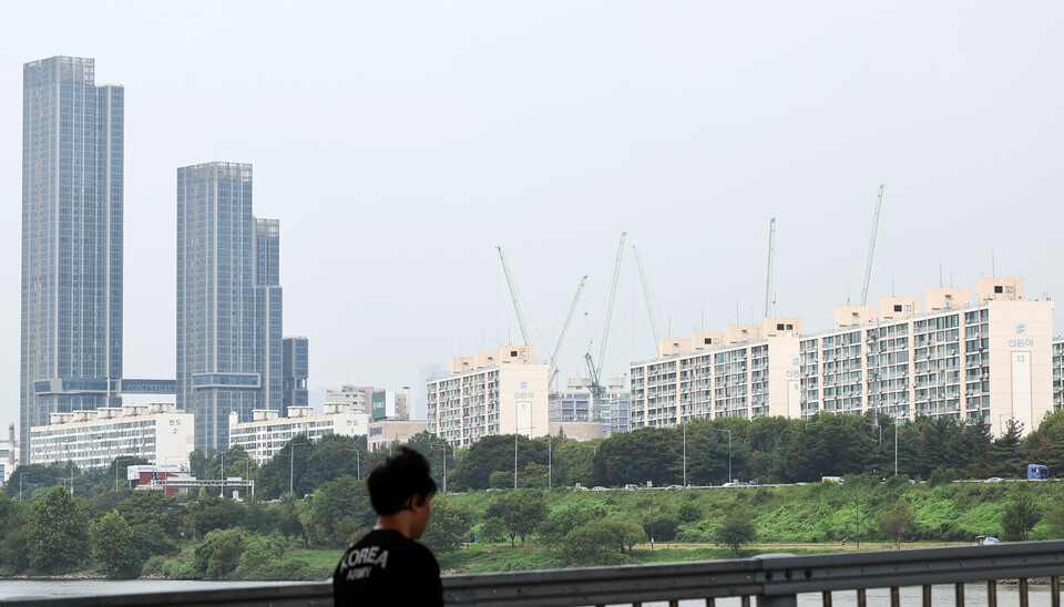  지난 9월 16일 서울 잠수교에서 바라본 서울 용산 아파트 단지.<뉴시스>