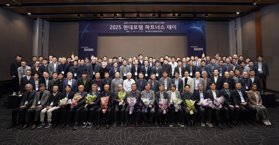 이용배(셋째줄 왼쪽 열세번째) 대표이사 사장과 이정엽(아홉번째) 부사장, 김두홍(열번째) 재경본부장 등 현대로템 주요 임원들이 지난 14~15일 제주 서귀포시 해비치 호텔앤드리조트에서에서 진행된 ‘2025 현대로템 파트너스 데이’에서 협력업체 대표들과 기념촬영을 하고 있다.<현대로템>