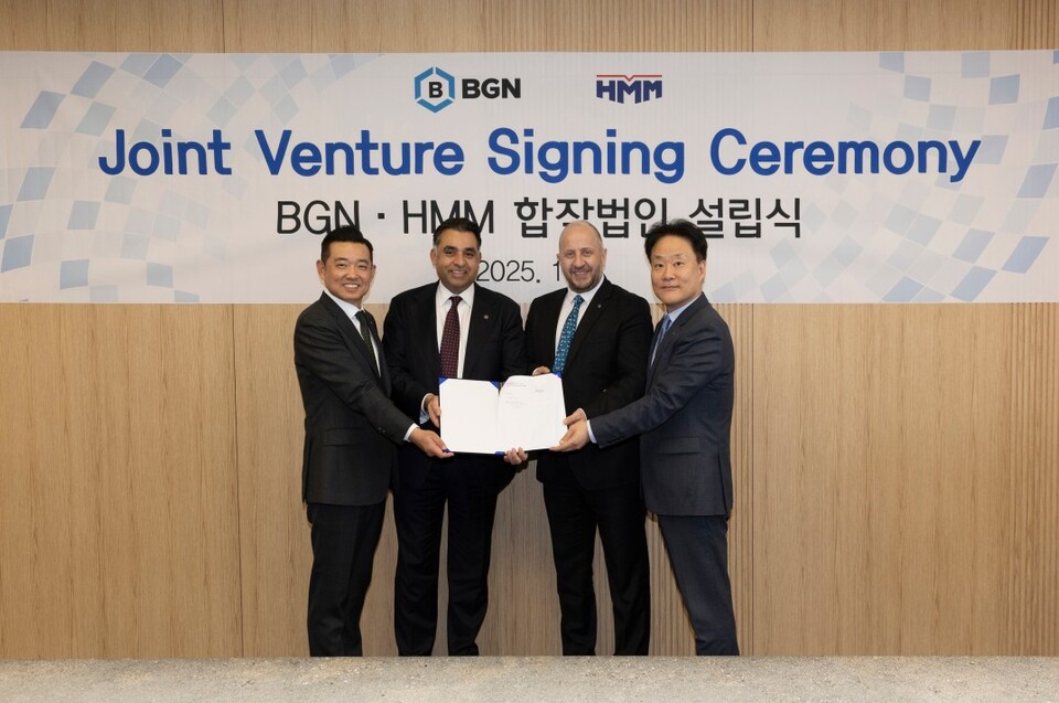 HMM 여의도 사옥에서 개최된 합작법인 설립식에서 정준(오른쪽 첫번째) HMM 벌크사업본부장과 오잔 투르굿(오른쪽 두번째) BGN 대표가 기념촬영을 하고 있다.