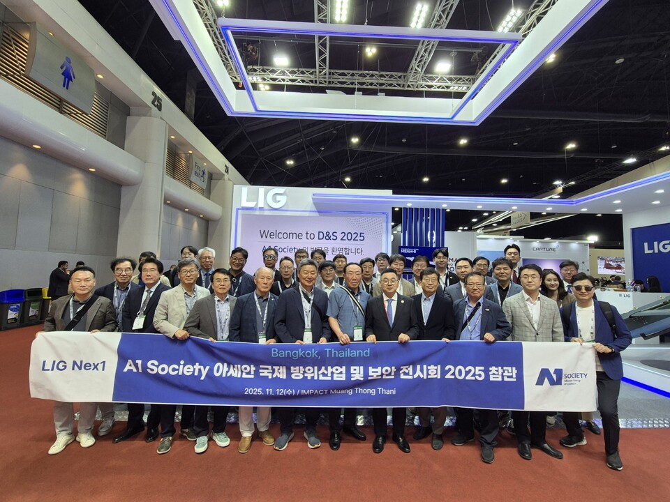 태국 방콕에서 열린 국제 방산전시회 ‘Defense & Security(D&S 2025)‘에서 LIG넥스원, 협력회사 대표단 등이 단체기념 촬영을 하고 있다.<LIG넥스원>