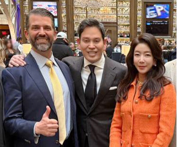 정용진(왼쪽에서 두 번째) 신세계그룹 회장과 부인 한지희 여사가 지난 1월 18일(현지시간) 미국 워싱턴 D.C.에서 트럼프 주니어를 만나고 있다.<신세계그룹>