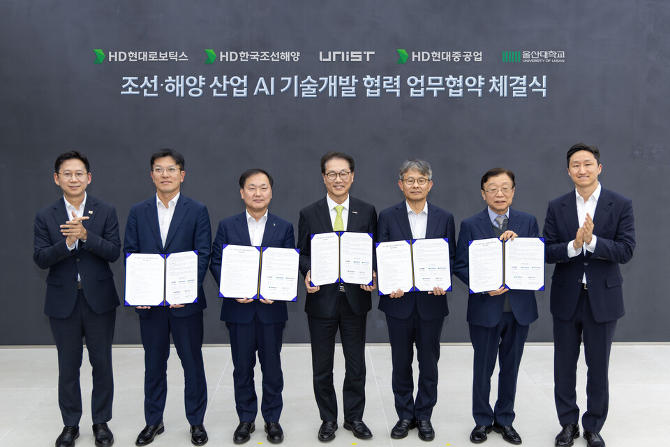 HD현대는 20일 판교 글로벌R&D센터에서 UNIST, 울산대학교와 ‘조선·해양 산업 AI 기술 개발 협력을 위한 업무 협약’을 체결했다. (오른쪽부터) 정기선 HD현대 회장, 오연천 울산대학교 총장, 금석호 HD현대중공업 사장, 박종래 UNIST 총장, 김형관 HD한국조선해양 사장, 정영근 HD현대로보틱스 로봇사업부문장, 배경훈 부총리 겸 과학기술정보통신부 장관.<HD현대>