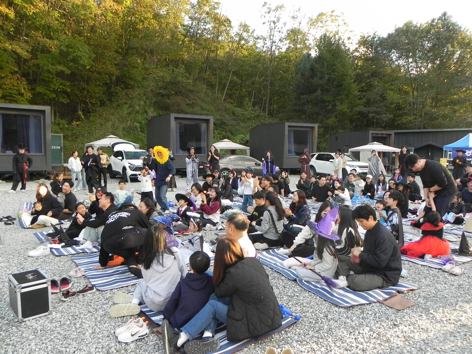 LIG넥스원은 가을을 맞아 충북 제천에 임직원 및 가족 230여명을 초청해 ‘할로윈 캠프’를 개최했다.<LIG넥스원>