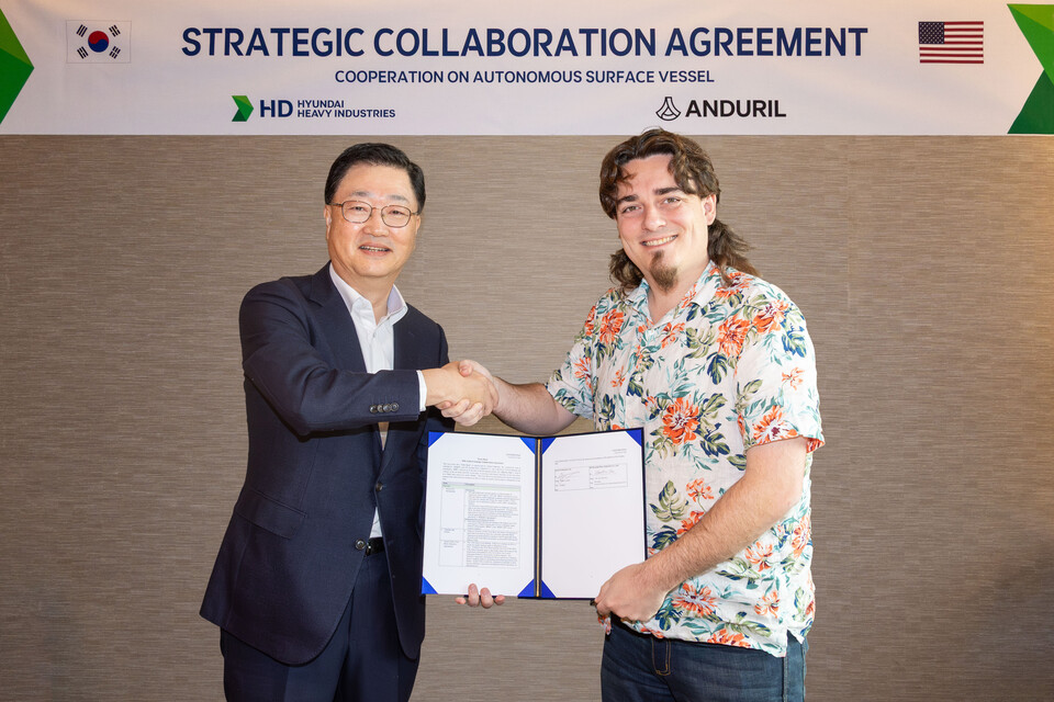 최근 서울 중구 웨스틴 조선호텔에서 주원호(왼쪽) HD현대중공업 사장과 팔머 럭키 안두릴 공동 설립자가 ASV 설계 및 건조계약을 체결하고 있다.<HD현대>