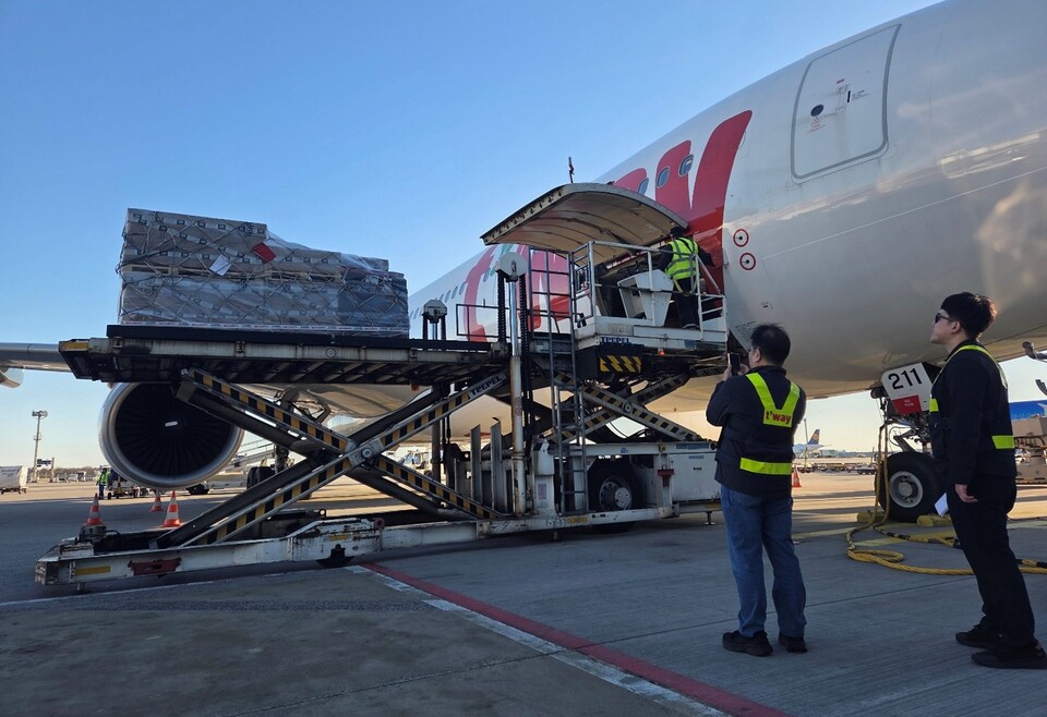 티웨이항공 및 관계자들이 실제 탑재 작업 이행 등 화물 운송 품질 점검을 진행하고 있다.<티웨이항공>