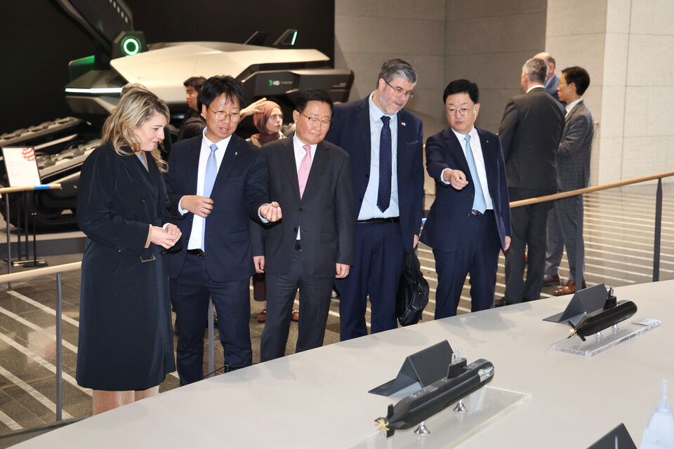 25일 멜라니 졸리 캐나다 산업부 장관과 필립 라포튠 주한 캐나다 대사 일행이 조석 HD현대 조석 부회장, 주원호 HD현대중공업 사장과 함께 HD현대 글로벌R&D센터에서 미래형 선박·잠수함·호위함 등 함정 모형을 둘러보고 있다.<HD현대>