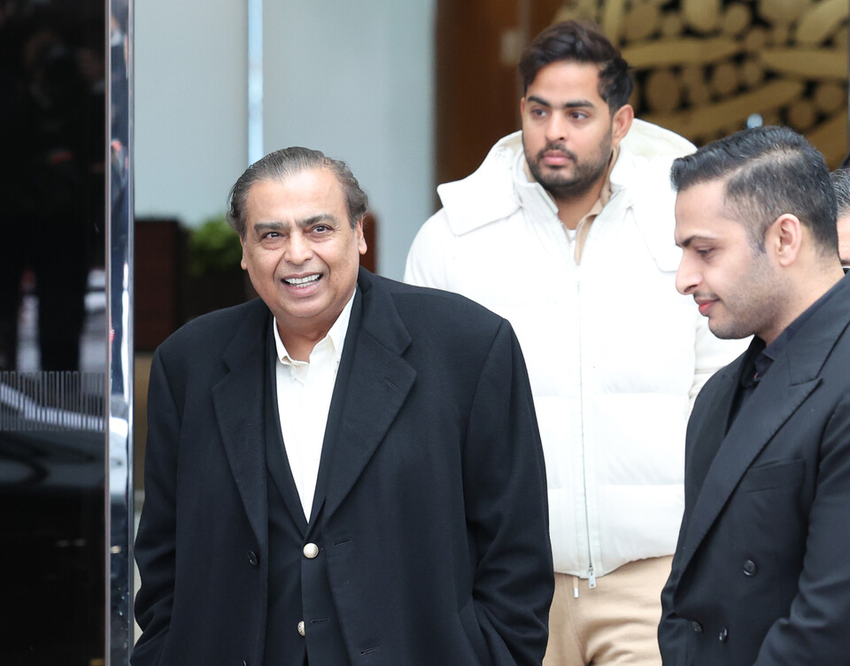 무케시 암바니 인도 릴라이언스 그룹 회장과 장남인 아카시 암바니 릴라이언스 지오 인포컴 이사회 의장이 25일 서울 강서구 김포공항 비즈니스항공센터를 통해 입국하고 있다.<뉴시스>