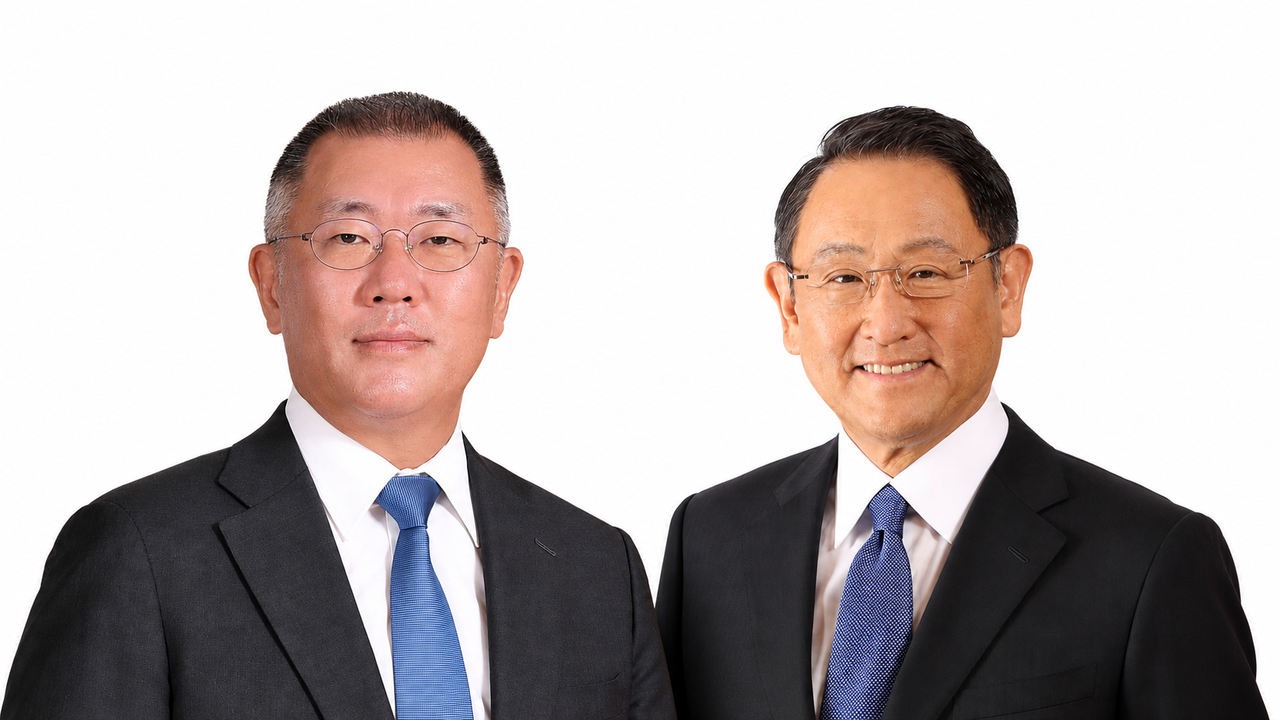 정의선(왼쪽) 현대자동차그룹 회장과 토요타 아키오 토요타자동차 회장.<사진 : 각 사/편집 : 생성형AI>