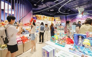 현대百, '디즈니 스토어' 팝업 첫 선…고객 접점 확대 나선다 - 뉴스 썸네일 이미지